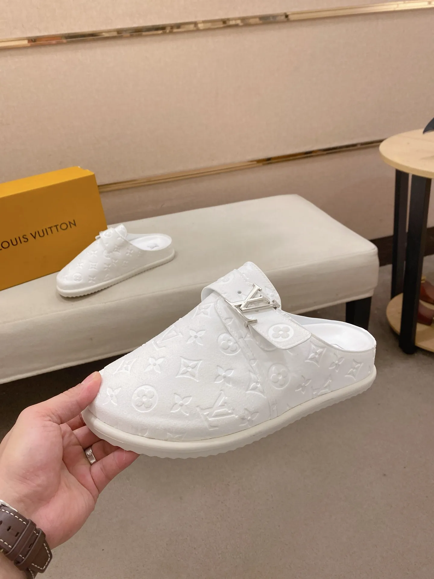 Men's shoes 💰: 360💰LV made 🔍Top purchasing agents, men's spring and summer slippers are available at the same counter. The uppers are made of Italian imported denim with logo graphics and high-quality craftsmanship. The soles are original soles specially provided by the original factory. The exclusive movable molded soles are super comfortable. Original factory follow-up products. 🔍🔍High quality. You can enter and exit the counter at will. Welcome to compare. The code number is 38-44.